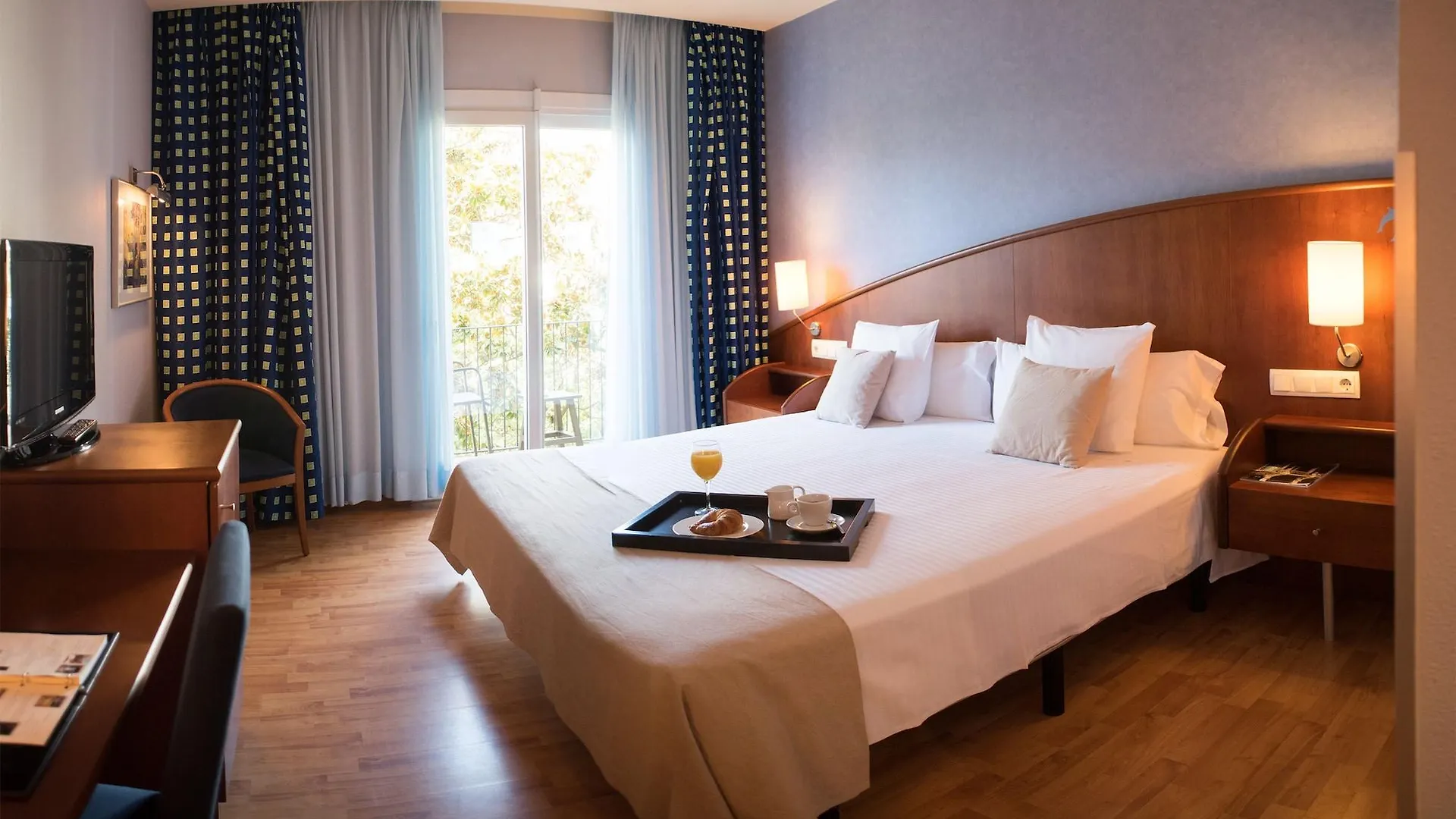 Hotel Delfin Tossa de Mar 4*,